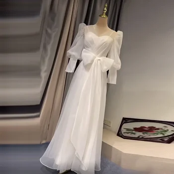 Prancūzijos šviesos vestuvių suknelė su dviem suknelės. Pavasarį, nuotaka gali paprastai dėvėti paprastas sertifikatas eiti suknelė